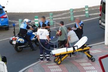 Un mujer evacuada en ambulancia tras sufrir una caída en San Juan (Foto TA)